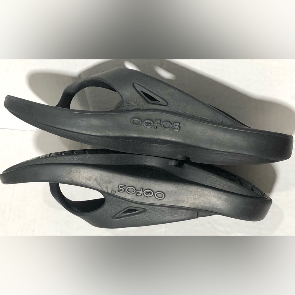 OOFOS Black Women's Foam Thong Sandals - Picture 7 of 11